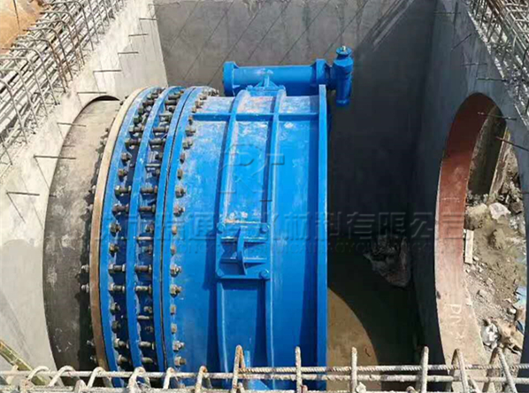 青島污水處理廠DN2200全絲雙法蘭傳力接頭使用現場